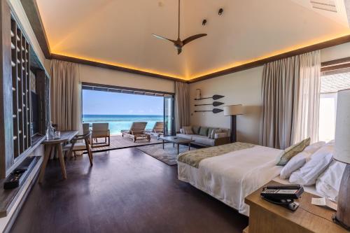 拉斯杜Veligandu Maldives Resort Island的一间卧室配有一张床,享有海景
