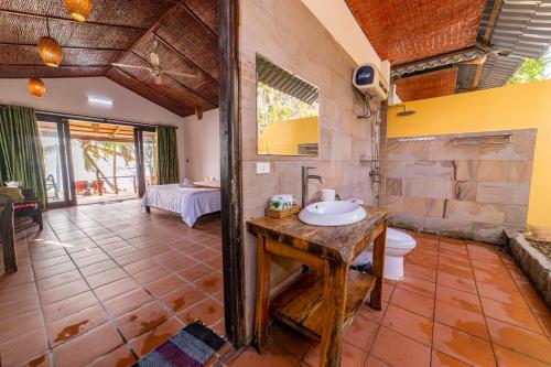 富国Dugong Resort Phu Quoc的一间带水槽和卫生间的浴室