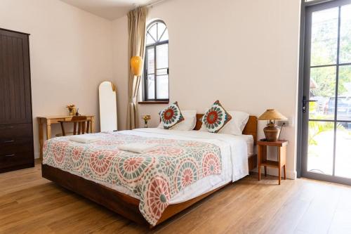 恰洛克拉姆SeaSalt BeachFront Holiday Home, Private pool, 2 Bedroom house的卧室配有一张白色大床和床罩