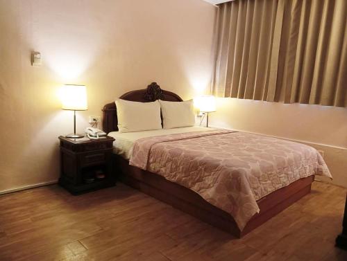 礁溪理想温泉饭店 的酒店客房,配有一张床和两盏灯