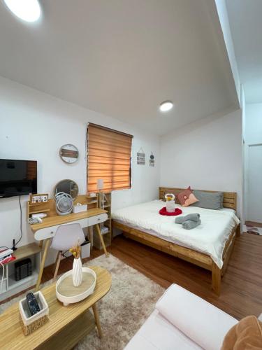 Lapu Lapu CityS&E-2 Tiny Guest House - Olango Island的一间卧室配有一张床、一张桌子和一张沙发