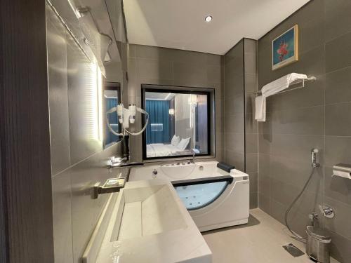 海米斯穆谢特شاليهات راف的带浴缸、水槽和镜子的浴室