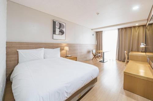 济州市S Hotel的酒店客房配有一张床和浴缸。