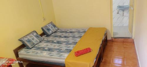 阿姆波尔Laxmi Guest House (Arambol Beach)的一间卧室,床上有红色鞋