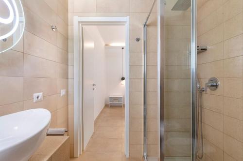 维耶斯泰Villa Soleanna Residence的一间带水槽和玻璃淋浴的浴室