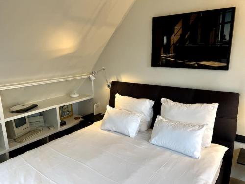 根特Agelandkaai (.be) Free Parking的一间卧室配有带白色床单和枕头的床。
