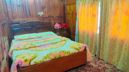 斯利那加Houseboat young wild Rose的一间卧室配有一张带木制床头板的床