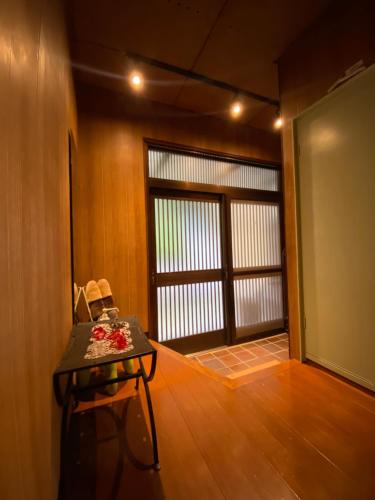 直岛町Naoshima J-House的配有桌椅和门的房间