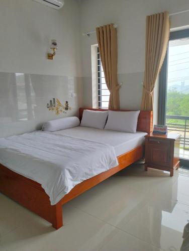 广义Khách sạn Thảo Trang的一张位于带大窗户的房间内的床铺