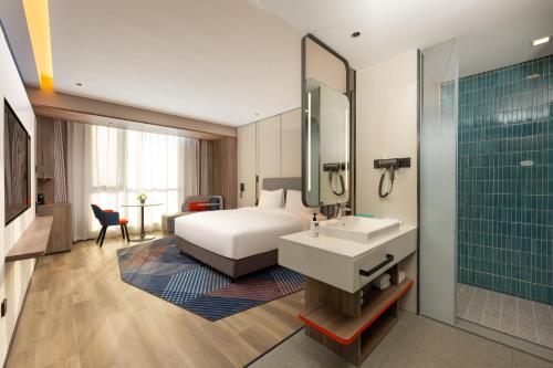 合肥合肥自贸区智选假日酒店的酒店客房设有床和水槽