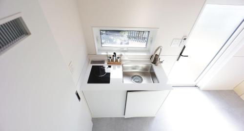 JecheonStarium Jecheon的一个带水槽和窗户的小厨房