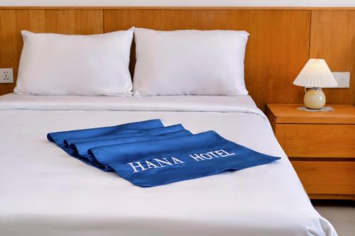 富国Hana Hotel Sonasea Night Market Phu Quoc的床上有蓝色枕头
