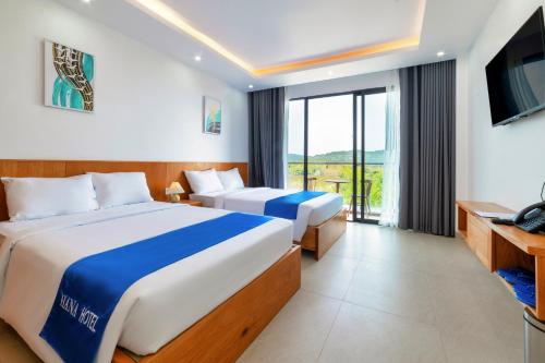 富国Hana Hotel Sonasea Night Market Phu Quoc的酒店客房设有两张床和电视。