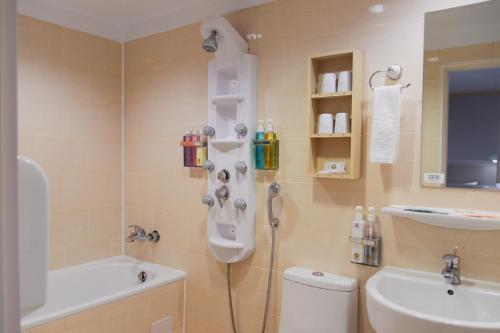 台南康桥商旅 - 台南民生馆 的带淋浴、卫生间和盥洗盆的浴室