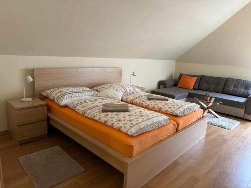 比斯特拉Bystra 150的一间卧室配有一张大床和一张沙发
