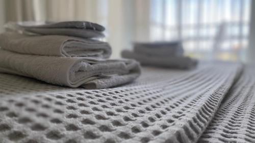 美西尼Messini Hotel的床上的一大堆毛巾