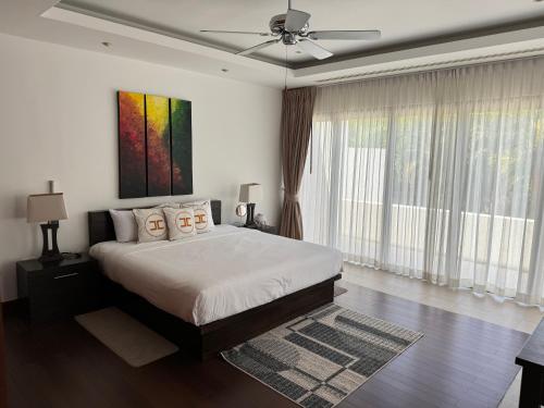 邦涛海滩Wonderful villa Harmony BangTao beach的一间卧室配有一张床和吊扇