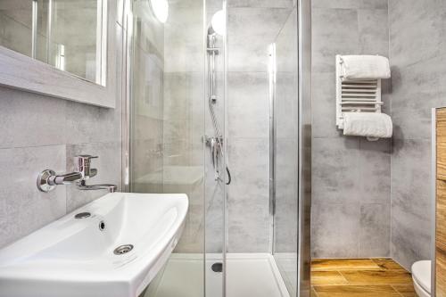 韦巴Nova Fala的一间带水槽和淋浴的浴室