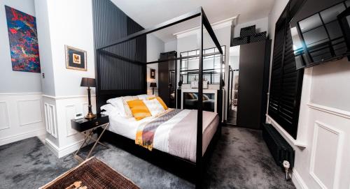 普雷斯顿East Cliff的一间卧室配有黑色和白色的床以及橙色枕头。