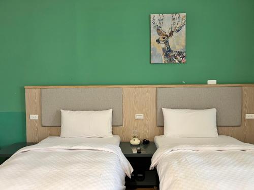 嘉义市偶然行旅的两张睡床彼此相邻,位于一个房间里