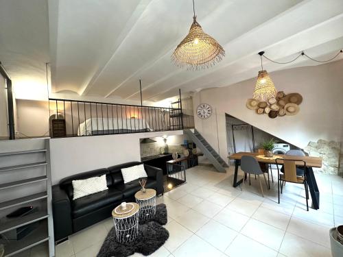 卡西斯Les Platanes的带沙发的客厅和用餐室