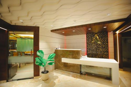 特里凡得琅Akhil Classic的一间带水槽和盆栽植物的浴室