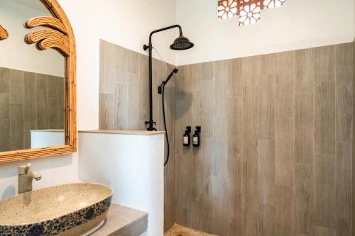 珀尼达岛Mambo Hill Resort的一间带水槽和淋浴的浴室