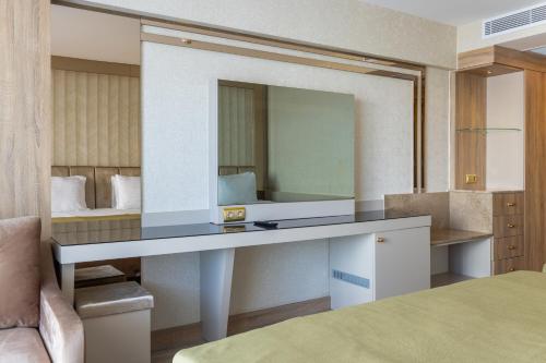 贝莱克Belenli Resort Hotel的酒店的客房设有带镜子的梳妆台