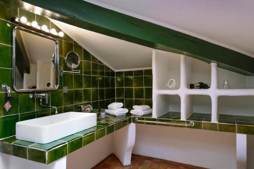 福卡尔基耶Charembeau的一间带水槽和镜子的浴室