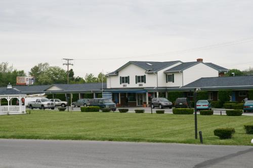 DuncansvilleWYE Motor Lodge Duncansville - Altoona的一座大型白色房子,停车场有车辆停放