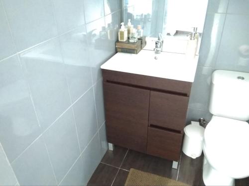 蒙蒂茹Privacidade na sua estadia no Centro do Montijo.的浴室配有白色水槽和卫生间。