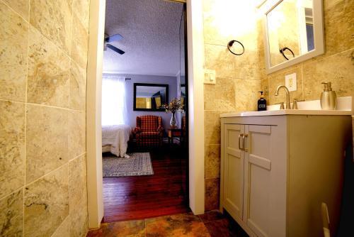 安克雷奇SHALIGOHOMES QUEEN SUITE ON 16TH的一间带水槽和镜子的浴室