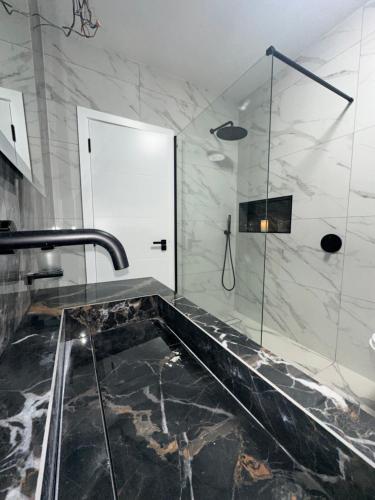 巴尔内特Luxurious & Elegant 6-Bed House的设有带步入式淋浴间和盥洗盆的浴室