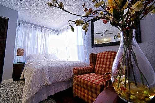 安克雷奇SHALIGOHOMES QUEEN SUITE ON 16TH的一间卧室配有床和花瓶