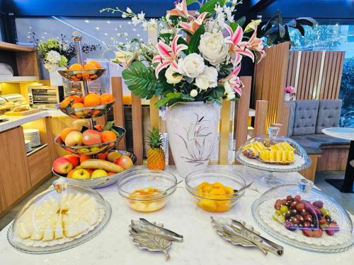 米兰伯尔扎诺酒店的水果盘和花瓶的桌子