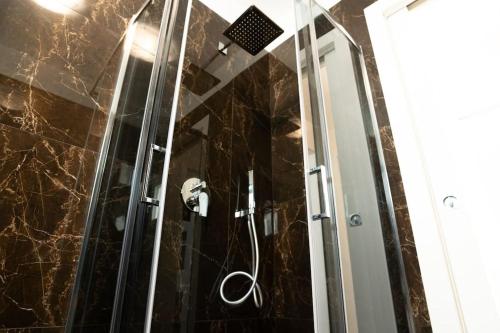 蒙扎[Da Filippo] - between station and centre的浴室设有玻璃淋浴间。