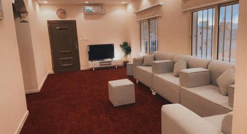 阿哈达Flowers of Al hada的带沙发和平面电视的客厅