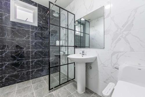 丽水市Jin Arirang Hostel的白色的浴室设有水槽和镜子