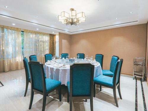 武汉ZMAX Hotels Wuhan East Lake的一间会议室,配有桌椅和吊灯