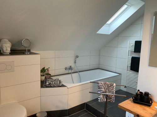 奥斯纳布吕克Apartment Elisa的一间带浴缸的浴室