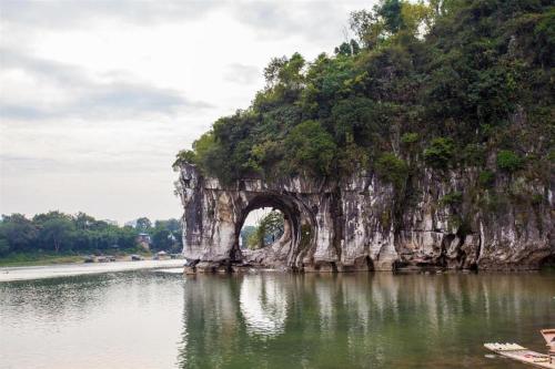 桂林Guilin Wanjing Hotel的水中的岩层中的拱