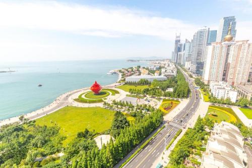 青岛City 118 Hotel Qingdao Boardcast Tower的海洋旁公园的空中景观