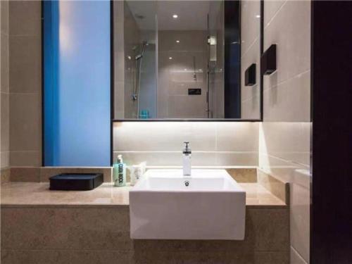 昆明City Comfort Inn Kunming Qianxing Road Dashanghui Children's Hospital的浴室设有白色水槽和镜子