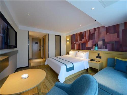 贵阳City Comfort Inn Guiyang Financial City Convention Center Metro Station的酒店客房,配有床和沙发