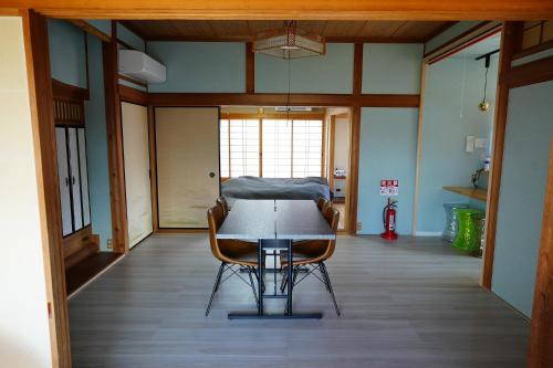 Ioki宿や晴的一间带桌椅的用餐室