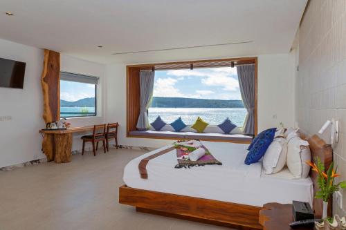 高龙撒冷岛Pearl Beach Resort & Spa的一间卧室设有一张大床和大窗户