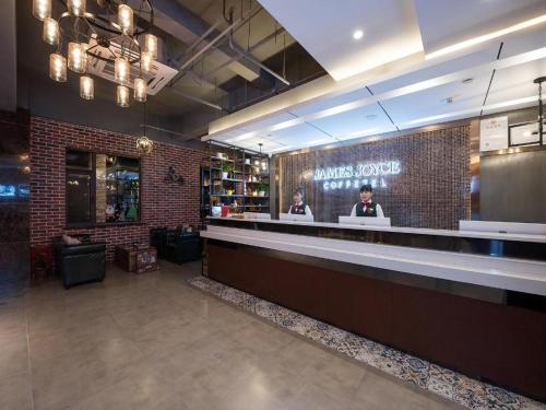 北京James Joyce Coffetel Beijing Yizhuang Development Zone Chicheng Times Square的餐厅的酒吧