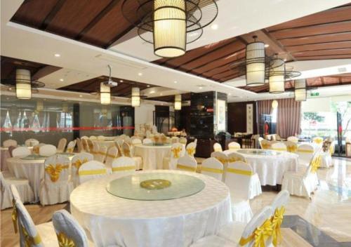 成都Borrman Hotel Chengdu Chunxi Road Tianfu Square Metro Station的宴会厅配有白色的桌子和白色的椅子