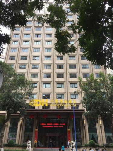 海口Xingtai Yuehai Hotel的前面有商店的大建筑