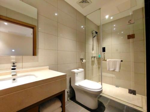 江都City Comfort Inn Yangzhou Jiangdu North Limin Road的浴室配有卫生间、盥洗盆和淋浴。